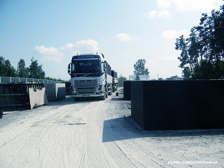 Transport szamb betonowych  w Żabnie